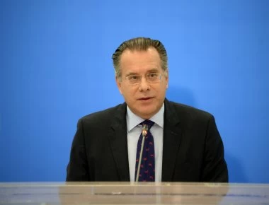Γ. Κουμουτσάκος: «Συζητά η κυβέρνηση με την Αλβανία τον επανακαθορισμό των συνόρων;»